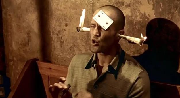 《两杆大烟枪：黑色喜剧经典，赌局欠债惊心动魄》