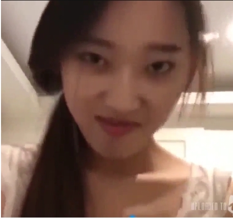 情侣自拍妹子长得像韩国人有对白走后门