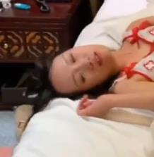 优质身材漂亮~大学生美眉被包Y-找来朋友一起三人游+[8V-1.7G]