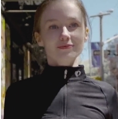 乌克兰模特《Emily》纽约繁华大街展示