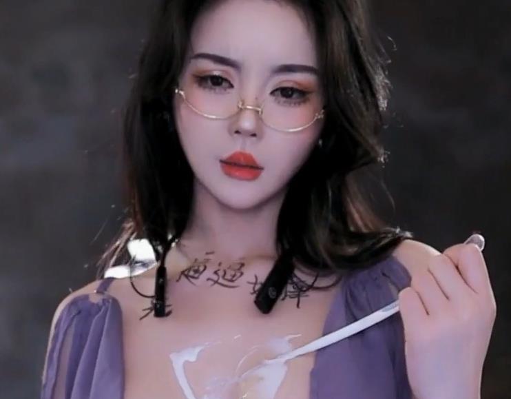 重磅福利姬美女+温凉+万元定制（2V-1.3G）