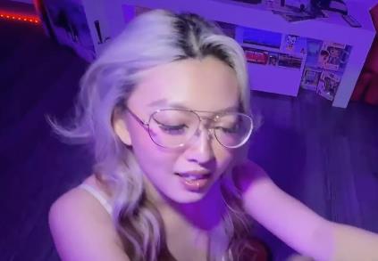 眼镜美女吃J-无保护输出+不明液体四溢+1V-1.38G