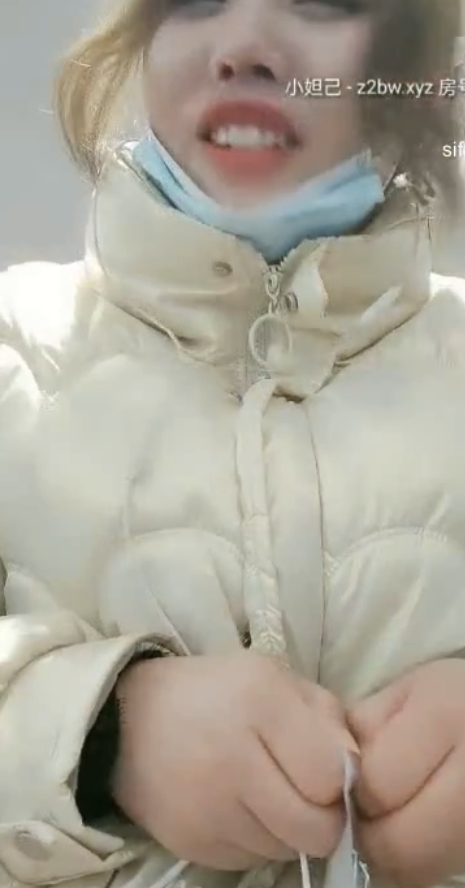 [有水]+优质美女【辣条有辣椒】户外大黑牛夹逼走哪水花滴到哪..