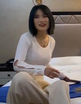 酒店约P家里缺钱出来兼职的美女被C到嗨翻[1V733M]