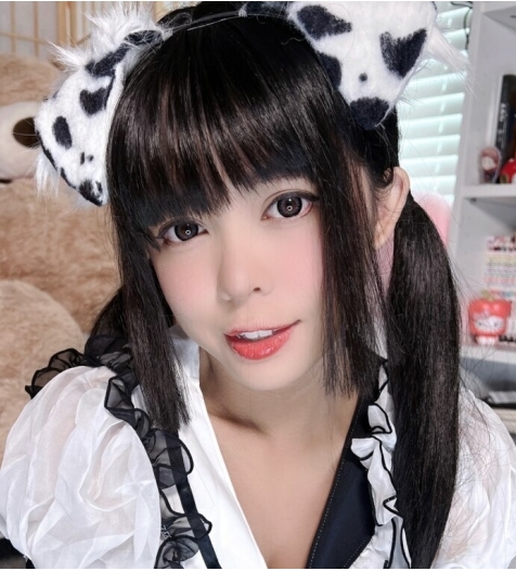 超只因品网红《@kittyxkum绯红小猫》+尺度私拍作品