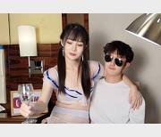 性感女导游推销纪念品主动与游客发生X关系+[1V-734M]