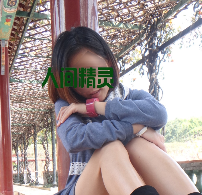 美艳少妇人间精灵与情夫旅游景点内当着游客面各种展示野外互动车阵【0.66G】