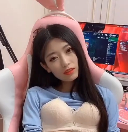 英雄联盟主播月月大小姐1v165m