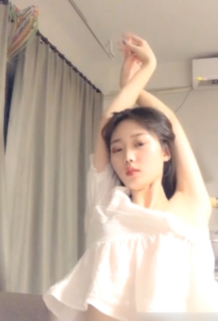 19岁粉嫩白皙女神【黑伈】扭扭捏捏的终于脱光抠动放飞自我了