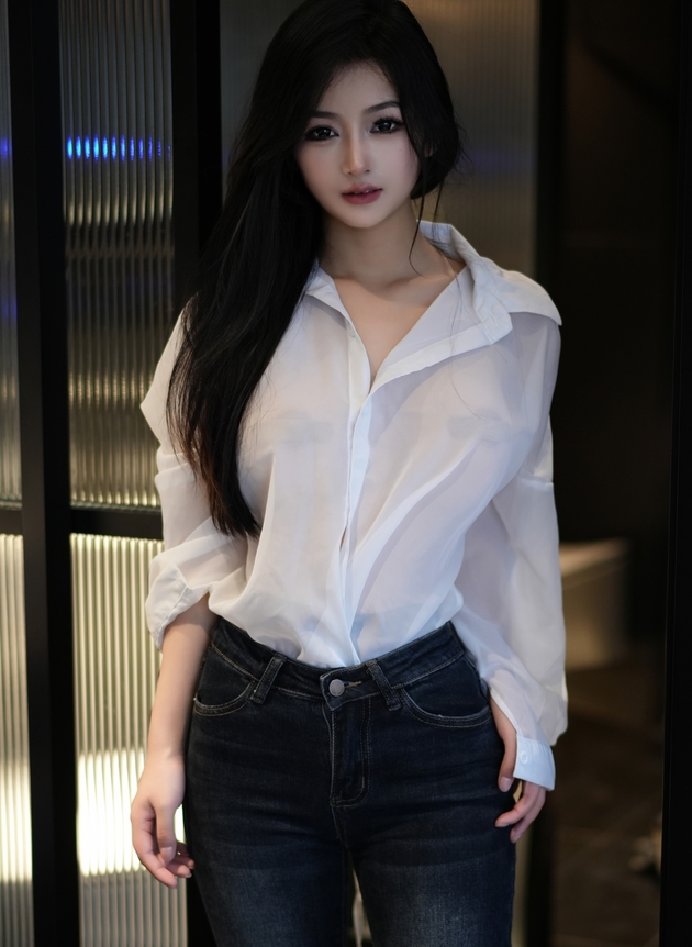 ?秀人网+谭小灵?浴室湿身+定制视频空姐互动+空档透鲍【1.7G】