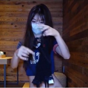 清纯反差女神-Cola酱穿上黑丝约P[1V-1.3G]