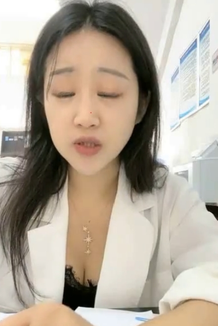 （绿播沉沦小小溪）办公室白领边学习边表演+水花喷泉一样