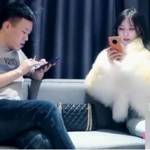 高颜值女神一字马大战男网友