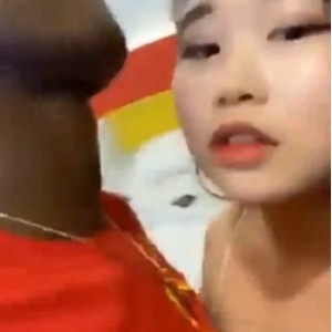 美眉找黑爹秀恩爱 后续大家自己想象一下 [1V 156M 百度盘]