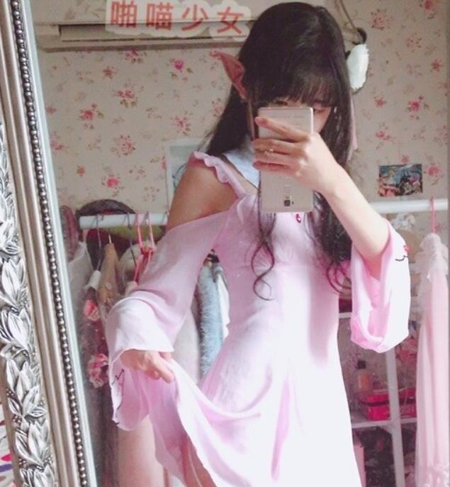 Venus深受宅男喜爱的微博红人小女神喵少女露脸