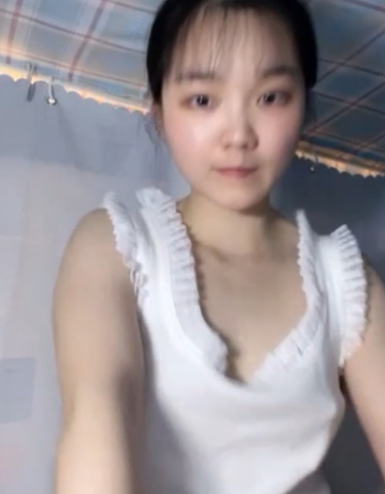 学妹宿舍大胆表演，流血洗澡视频10v+19g自行打包