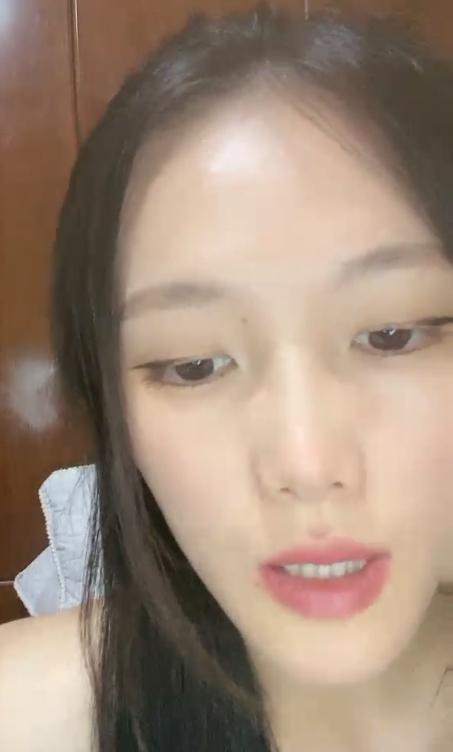 清纯萌妹子朴信惠鏡頭前放飞自我,道具互动揉揉露臉现场表演639m