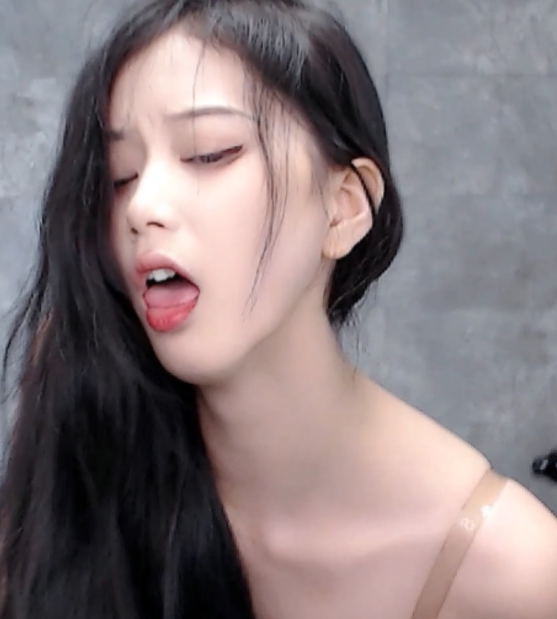 CC丨耶耶定制福利双视角怼屏[2V/422M]-独特风格吸引众多关注