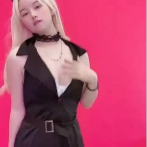 32v/867M快手玲儿定制超甜热舞，小玲铛舞姿动感吸睛百度盘