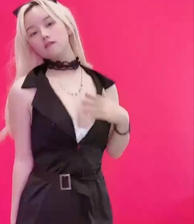 32v/867M快手玲儿定制超甜热舞，小玲铛舞姿动感吸睛百度盘