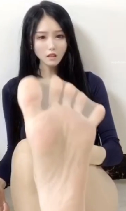 妮妮酱丝足舔脚视频199M分卷压缩下载,易直播百度云永久链接