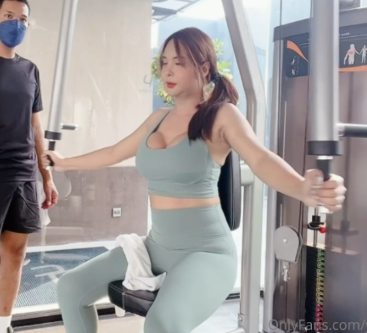 观众们热议不断，也让YOSHI的知名度不断攀升。想要收藏这个精彩的合集，就赶快在百度和ED2K上搜索吧！让YOSHI的魅力尽情展现，让粉丝们心驰神往！