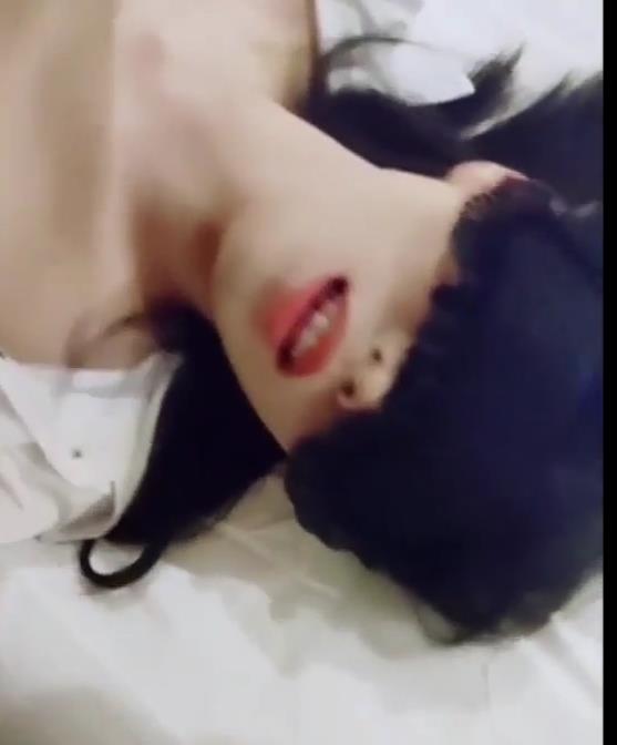 价298的顶级大轰趴推特大神飓风视频[15V-2.4G]，自拍出品，刷屏超热门，R妻棒棒糖尽收眼底，绝对不能错过！