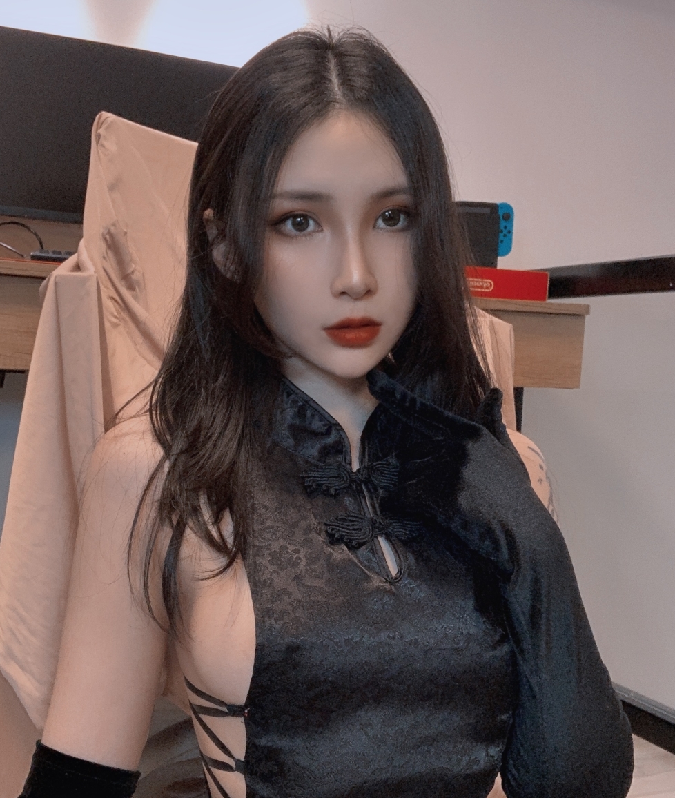 Vams子推特散图合集：黑色旗袍、兔女郎、蛇皮泳装，酒吞童子，光辉，多样风格视频下载