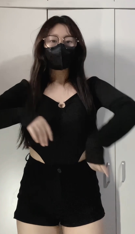 热舞福利姬无刺榴莲变装热舞合集,10个视频1.15G,永久有效链接