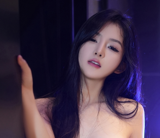 谭小灵：优质身材一丝不挂，表情勾人！2.7G高清视频震撼上线！