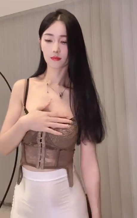 独特魅力展现！宁依纯第二视角表演身材，1小时41分18秒视频火爆上线