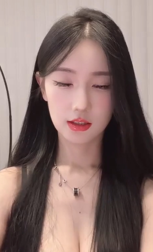 独特魅力展现！宁依纯第二视角表演身材，1小时41分18秒视频火爆上线