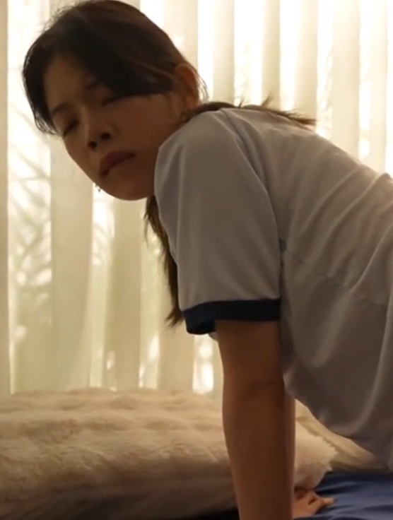 18岁美少女Mia,嘴巴被大物件塞满,解压密码引发困惑与恐惧