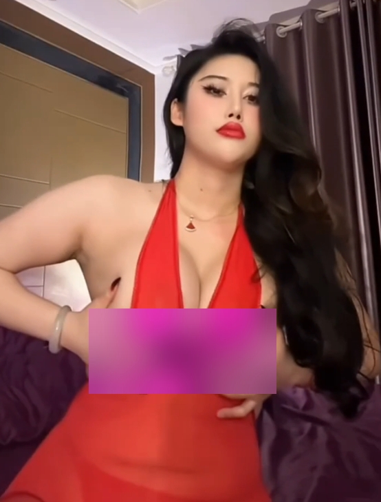 荷拉/山雀Queen：高颜值漫画身材，22w粉丝抖音视频52个，大小540MB，大罩杯胖臀惹眼！