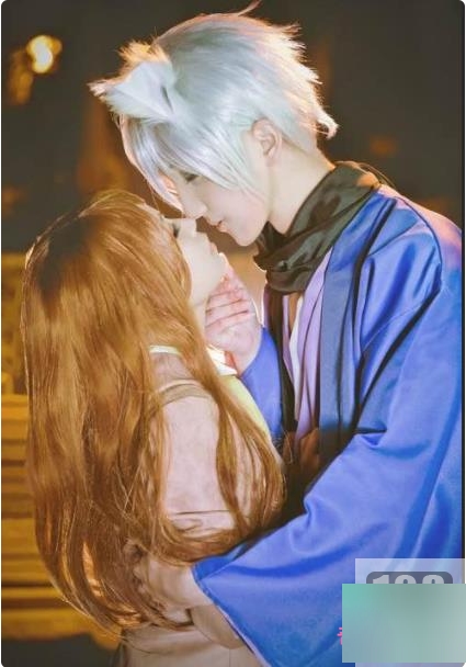 《高颜值COSER元气少女花狸追:青纯校园风与性感路线的完美结合》