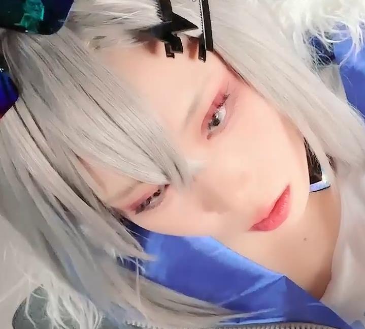 的精湛技艺更是让人赞叹不已。**视频资源下载与观看**如果您也对浵卡的COS作品感兴趣,不妨点击下方链接,下载观看她最新的银狼角色视频。在这个视频中,您将看到浵卡如何通过互动和表演,将角色诠释得淋漓尽致。不容错过的精彩表演,赶快点击链接,一窥浵卡的COS世界吧!