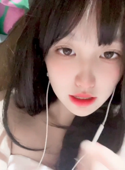 小雪：反差婊比心陪玩视频资源合集，25个视频总大小9.8G百度盘zip下载