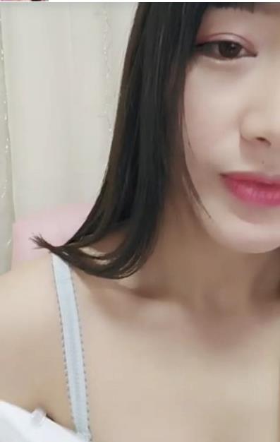 初音漫漫：高颜值美人痣主播的直播乐趣（含丰富才艺和互动）