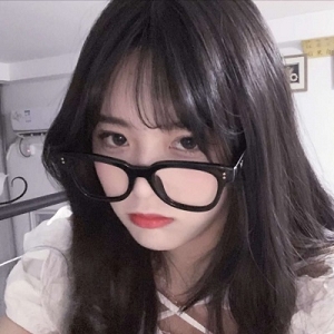 抖音美女眼镜妹妹资源，日系穿搭道具性感女主播，10万粉丝直播观看