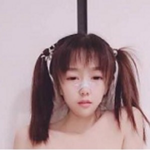 嫩妹在男友不在家时秀双马尾的尺度