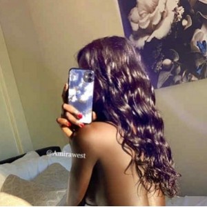 黑巧克力美人AmiraWest：高挑身材大车灯，2.5G猎奇美人视频