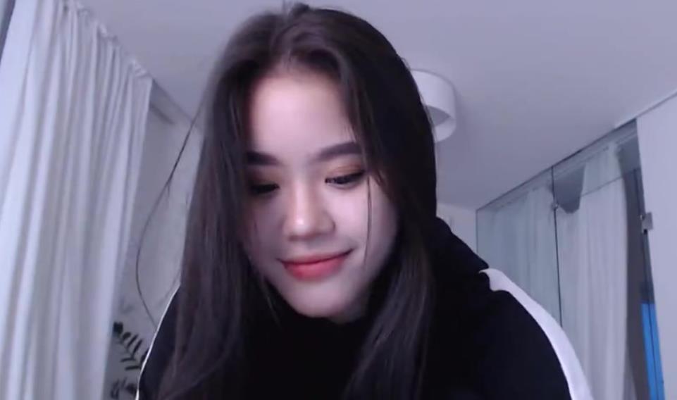 国际CB站新作品：可爱美女浮力姬直播尺度加倍！7V-1.27G眼镜娘遥控小玩具