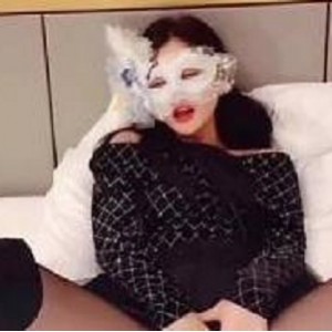 vivian姐最新作品：黑丝长靴女神露脸视频，长腿网友期待