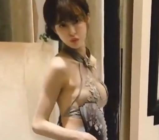 Cartiernn：SWAG颜值担当，大长腿女星，棒棒糖收藏