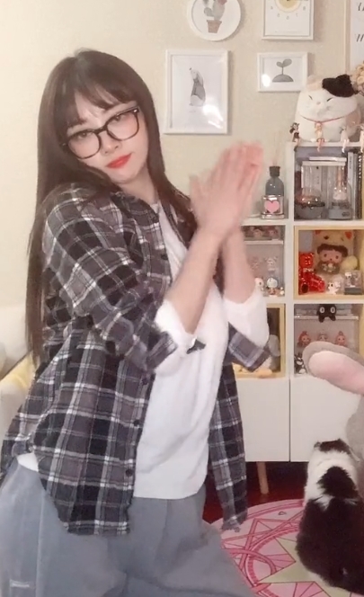 甜小乜：抖音网红舞蹈模特，90个视频524兆，颜值爆表木瓜粉丝疯狂关注