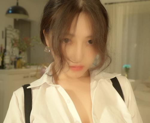 微博网红樱晚gigi钢琴课系列视频：诱惑身材和网友欣赏