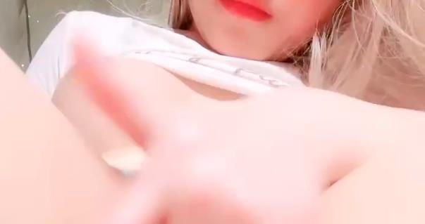 喷泉女王曼希宝宝，水库身材漂亮白皙2V-2G下载