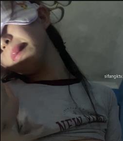 帅小伙火爆自拍视频，美少女羡慕目光，男主魅力无法抗拒，身经百战姐姐引领场面