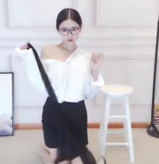 小恩雅早期跳舞自拍视频资源，时长3-4分钟每部，网易cc支持花旦级女神