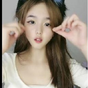 19岁女神黑丝表演自拍视频震撼发布